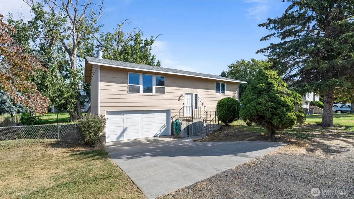 2402 W 16th Ave, Kennewick, WA 99337 - #1
