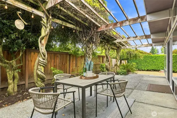 8218 SE 36th Street, Mercer Island, WA 98040