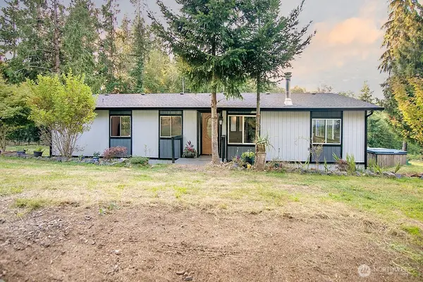 2746 S Silver Lake Road, Castle Rock, WA 98611