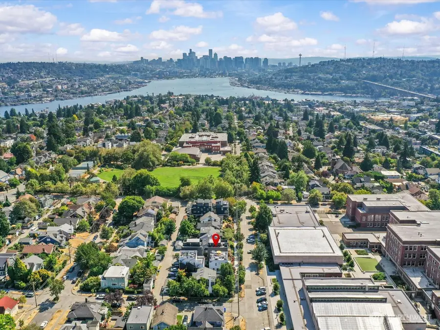 4326 Woodlawn Avenue N #B, Seattle, WA 98103 - #3