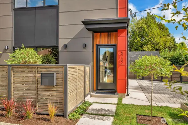 6702 52nd Avenue S, Seattle, WA 98118