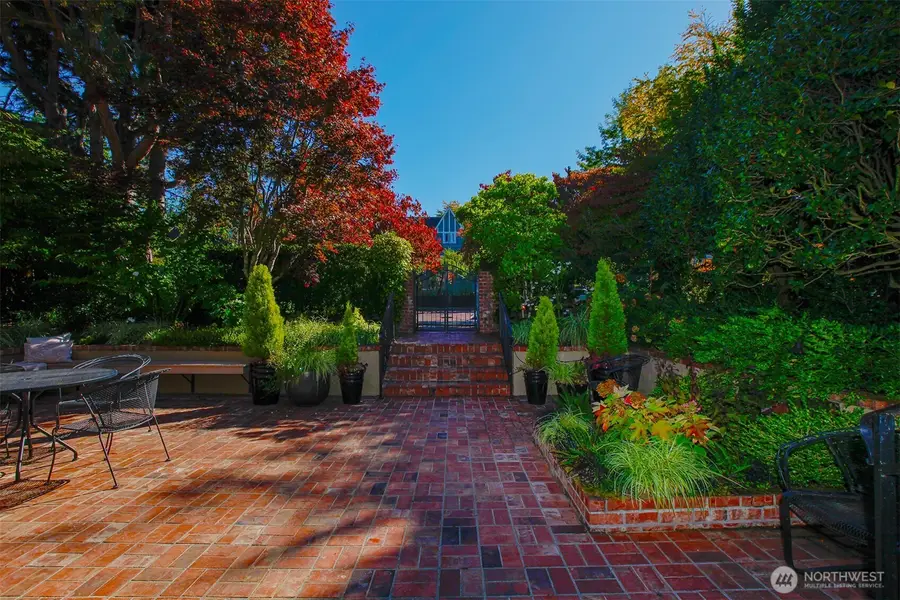 3829 43rd Avenue Ne, Seattle, WA 98105 - #2