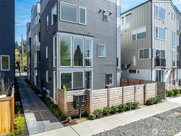 6320 41st Avenue Sw #B, Seattle, WA 98136