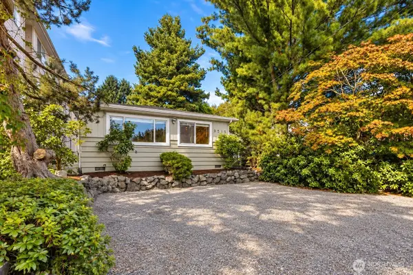 9515 Linden Avenue N, Seattle, WA 98103