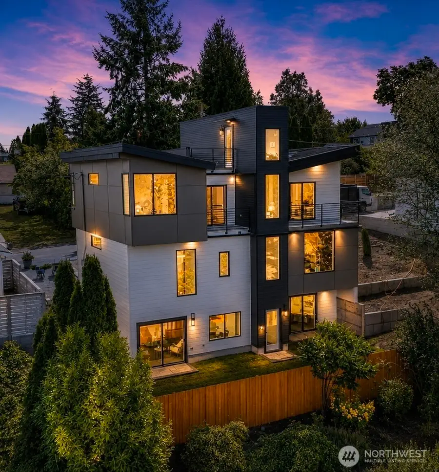 9215 22nd Avenue Sw, Seattle, WA 98106 - #3