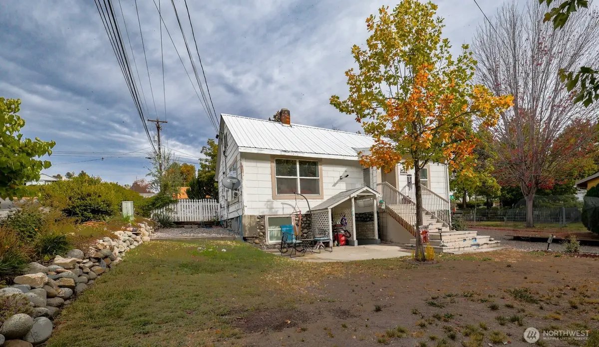 26 W Cherry Avenue, Omak, WA 98841 - #1