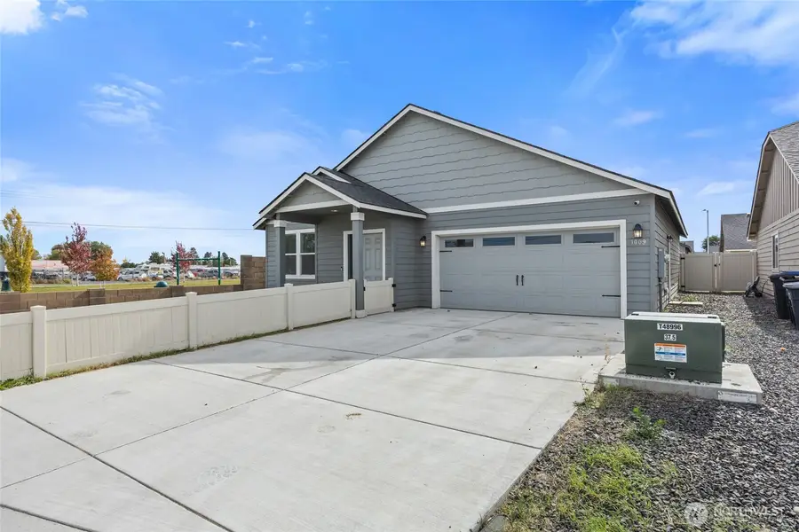 1009 W Maple Drive, Moses Lake, WA 98837 - #2