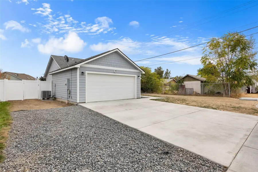 1521 S Roberta Street, Moses Lake, WA 98837 - #3