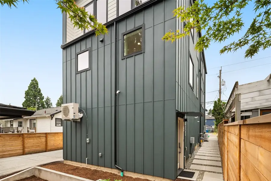 9215 12th Avenue Ne #B, Seattle, WA 98115 - #2