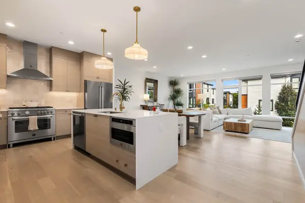 18303 96th Avenue Ne #B, Bothell, WA 98011