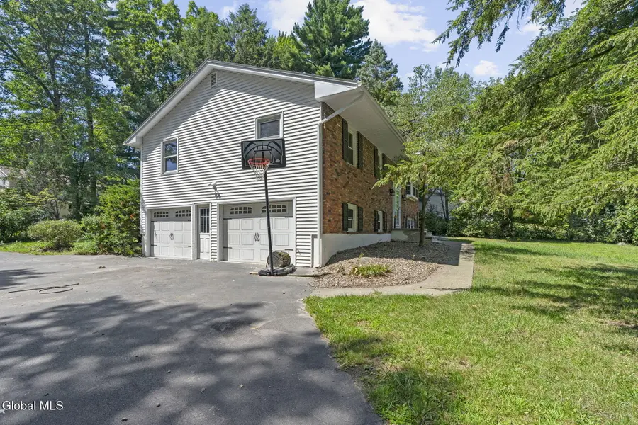 859 Hereford Way, Niskayuna, NY 12309 - Image #3