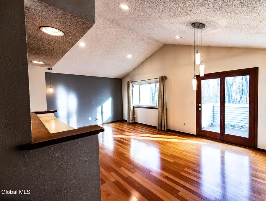 208 Yorktown Drive, Halfmoon, NY 12065 - Image #2