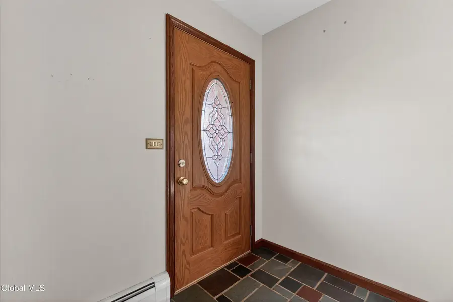17 Woodshire Court, Malta, NY 12019 - Image #2