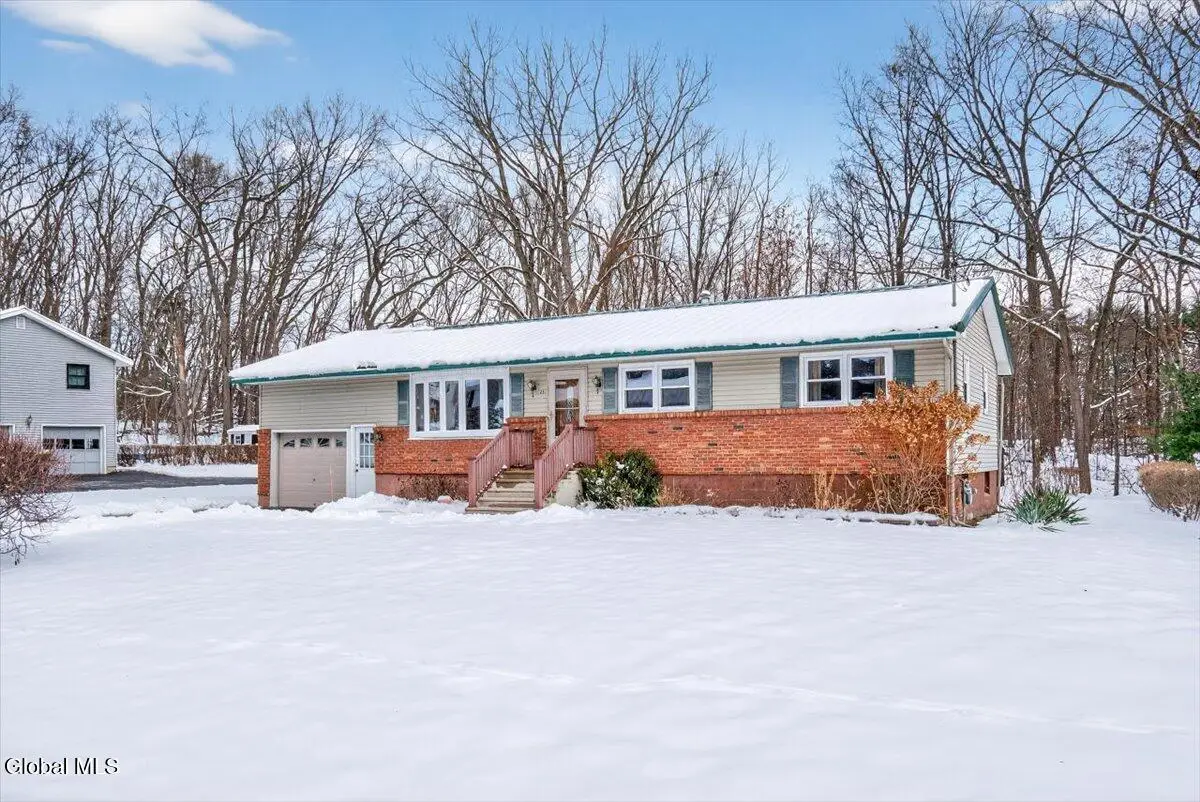 25 Dino Drive, Malta, NY 12019 - Image #1