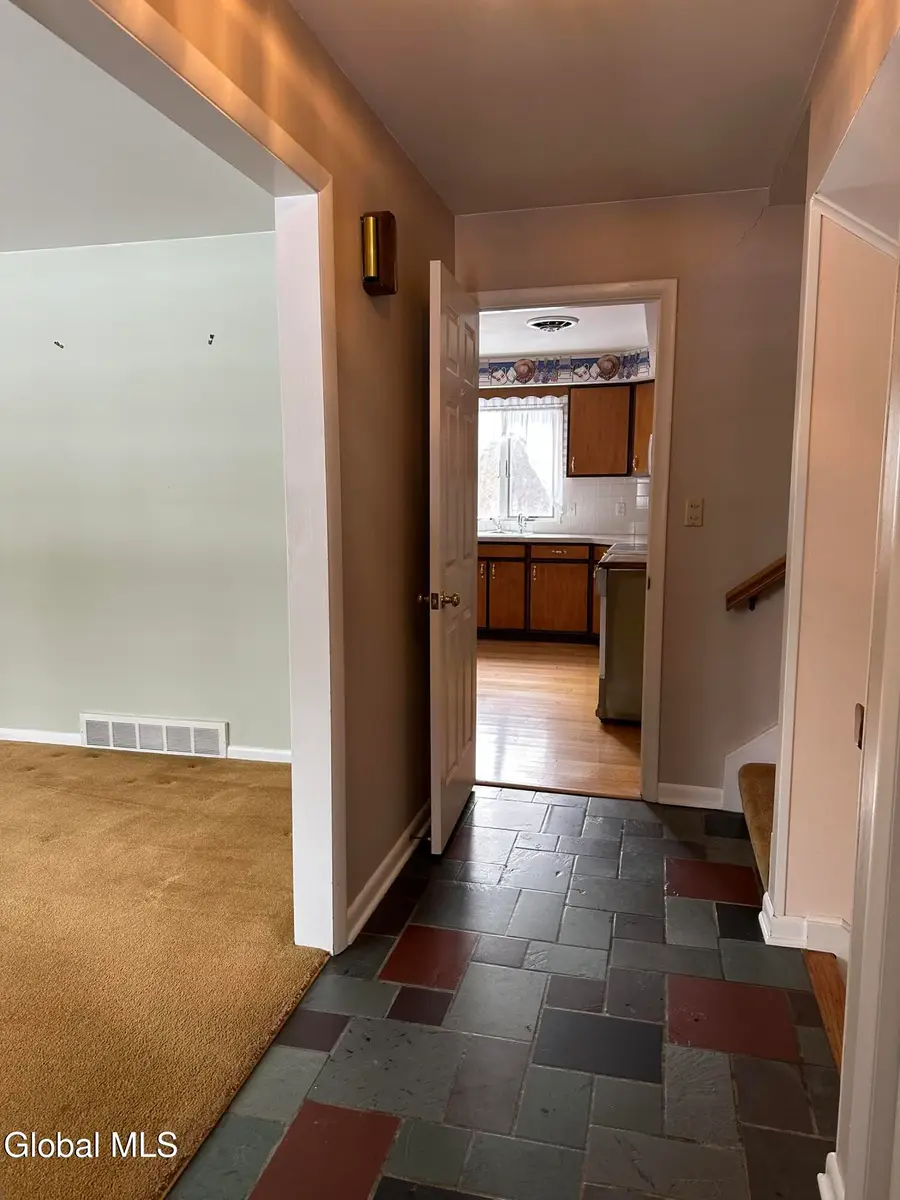 114 Dumbarton Drive, Bethlehem, NY 12054 - Image #3