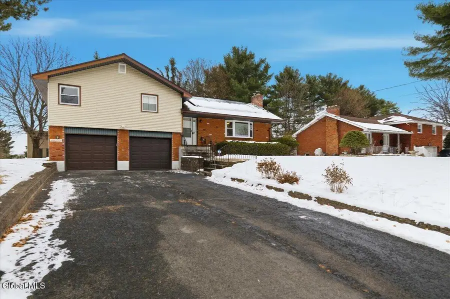 8 Louise Drive, Colonie Town, NY 12110 - Image #2