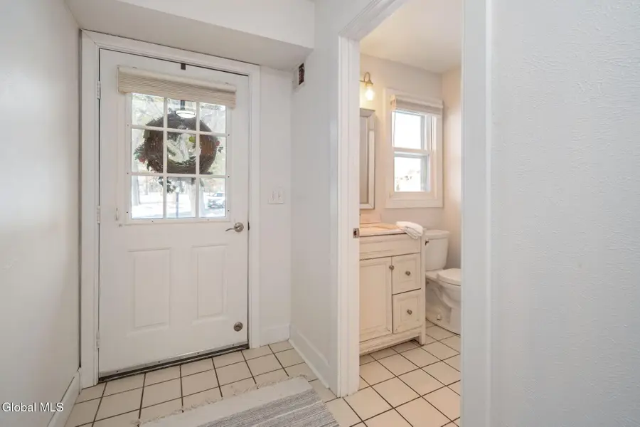 16 Flintlock Lane, Halfmoon, NY 12065 - Image #2