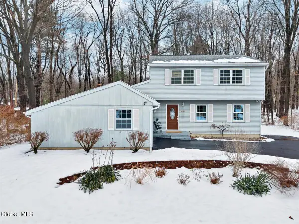 10 Barkwood Lane, Clifton Park, NY 12065