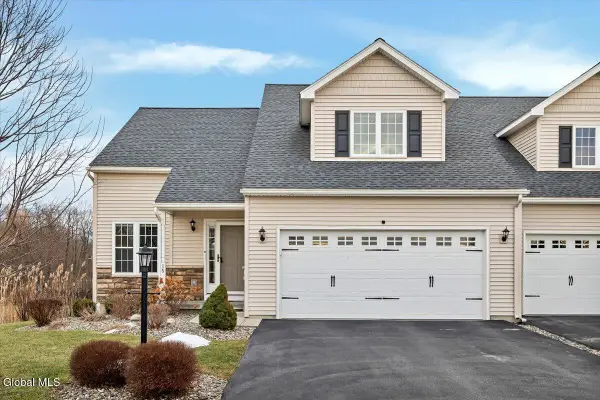 16 Paar Way, Halfmoon, NY 12118