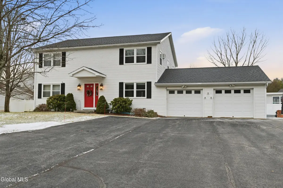 8 Woodridge Circle, Halfmoon, NY 12065 - Image #1