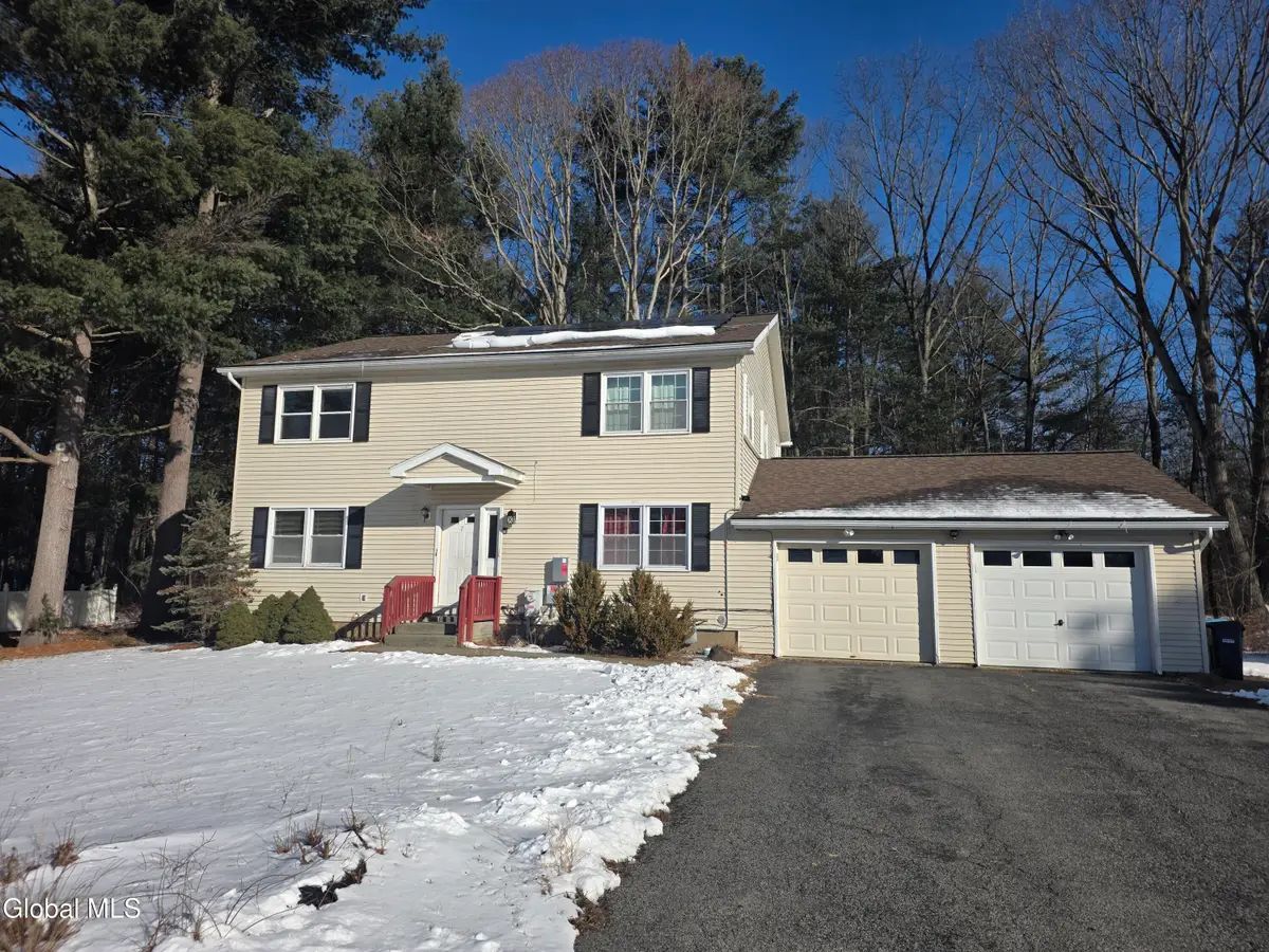7 Woodridge Circle, Halfmoon, NY 12065 - Image #1