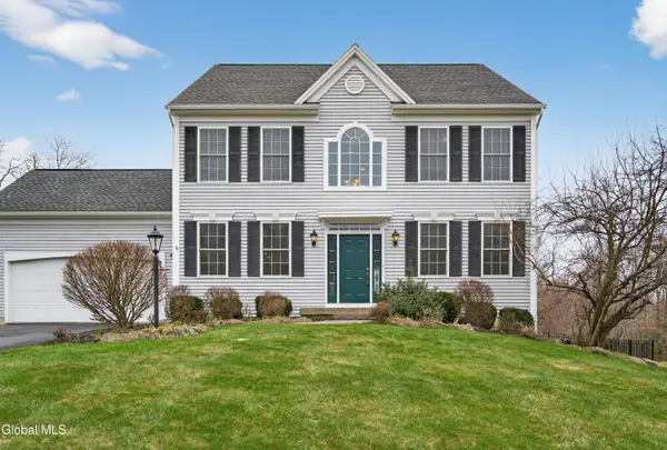 39 Outlook Dr S, Halfmoon, NY 12118