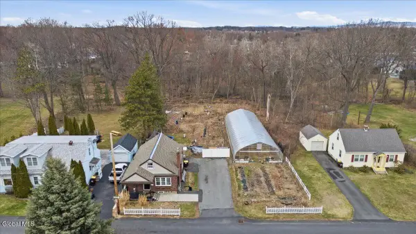 18 Roberts Lane, Colonie, NY 12110