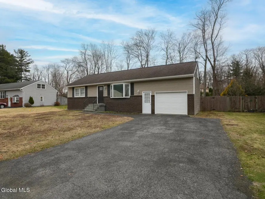 18 Melissa Court, Colonie, NY 12205 - #2