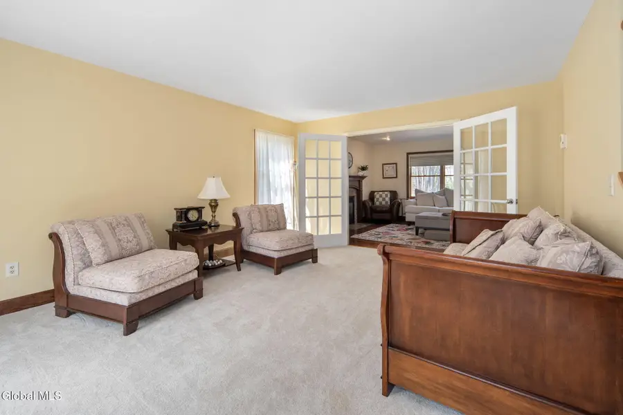 18 Hiawatha Drive, Clifton Park, NY 12065 - #2