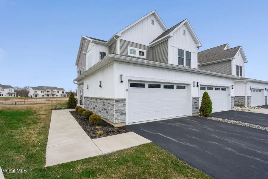 39 Wardley Circle, Cohoes, NY 12047 - #2