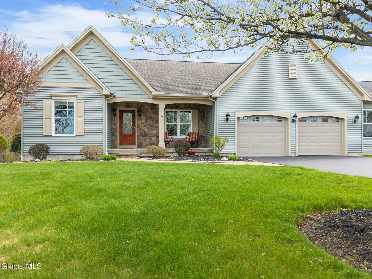 37 Gladstone Circle, Halfmoon, NY 12118 - #1