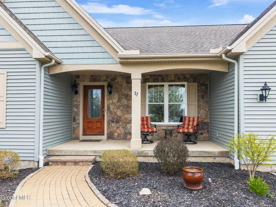 37 Gladstone Circle, Halfmoon, NY 12118 - #3