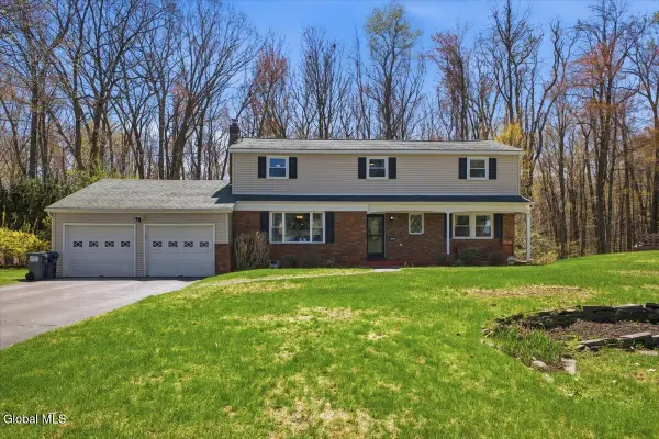 42 Shadow Wood Way, Clifton Park, NY 12019