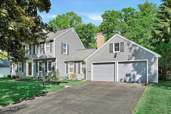 16 Longwood Drive, Bethlehem, NY 12054