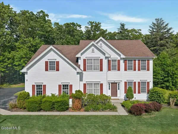 15 Foxhound Circle, Halfmoon, NY 12118