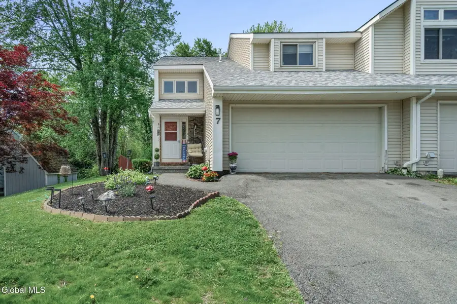 7 Crowsnest Court, Halfmoon, NY 12188 - #2