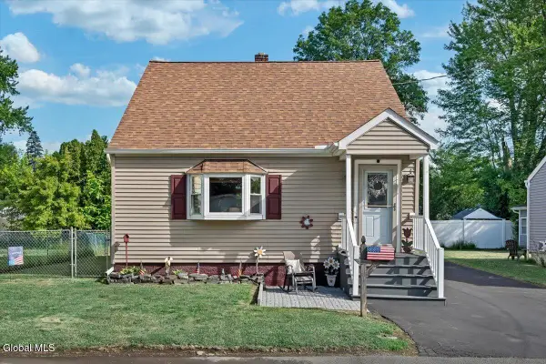 8 Lakeview Avenue, East Greenbush, NY 12144
