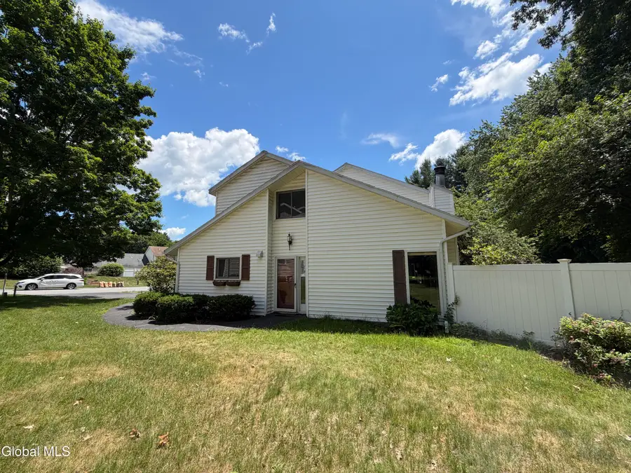 20 Green Meadow Drive, Clifton Park, NY 12065 - #2
