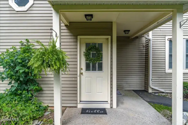 218 Monmouth Way, Halfmoon, NY 12065