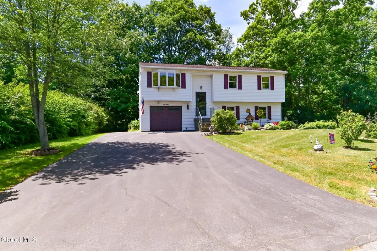 620 Michelle Way, Niskayuna, NY 12304 - #1