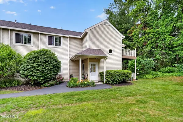 202 Burgoyne Drive #202, Halfmoon, NY 12065