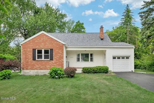2027 Fairlawn Parkway, Niskayuna, NY 12309