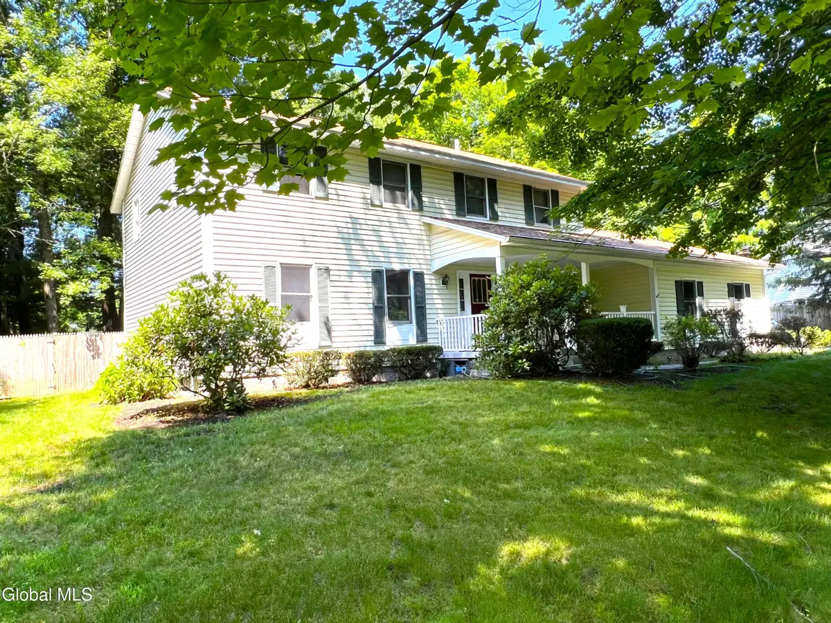 7 Woods Way, Clifton Park, NY 12065 - #1