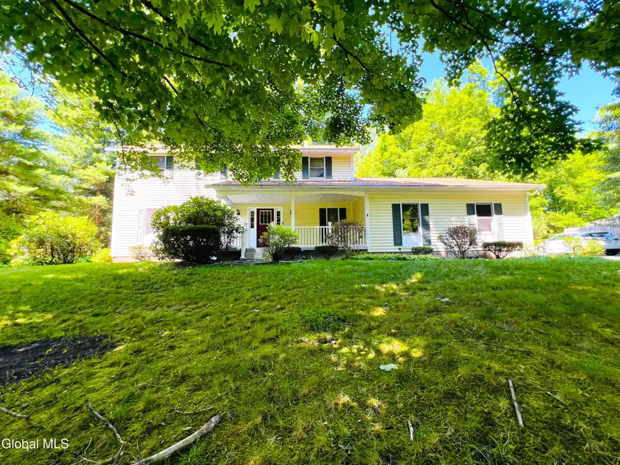 7 Woods Way, Clifton Park, NY 12065 - #2