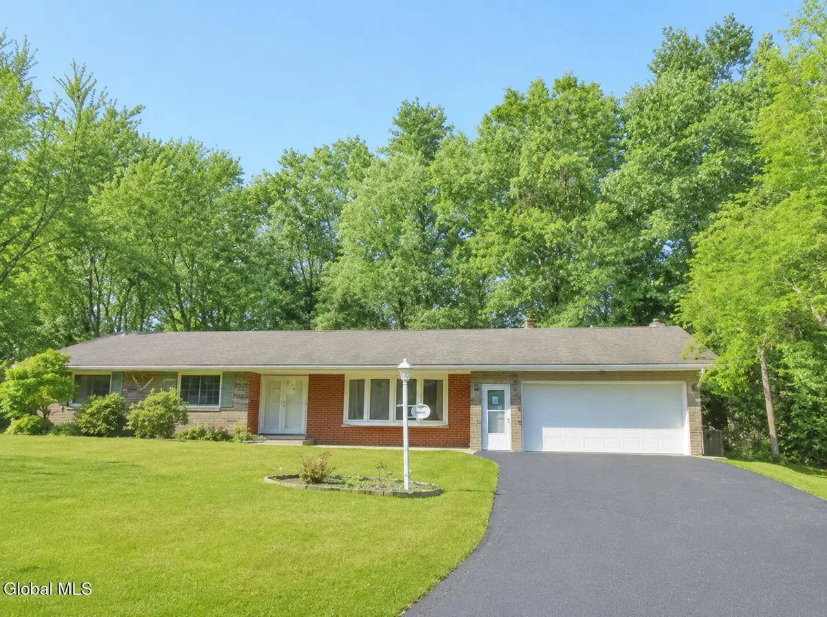 915 Londonderry Court, Schenectady, NY 12309 - #1