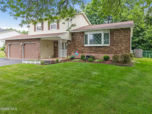 18 Fairway Lane, Colonie, NY 12304