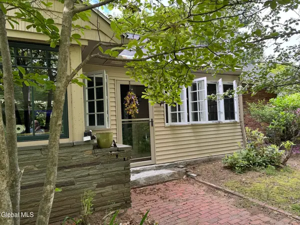 1047 Niskayuna Road, Niskayuna, NY 12309
