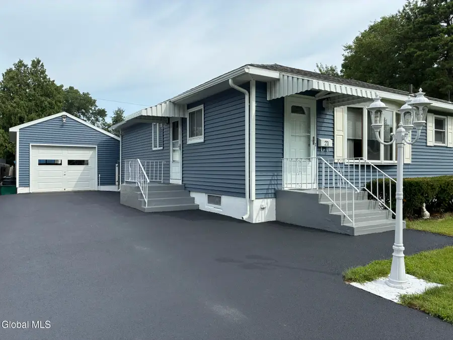 21 Huckleberry Lane, Colonie, NY 12205 - #3