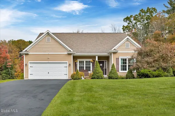 1 Mallard Place, Halfmoon, NY 12118
