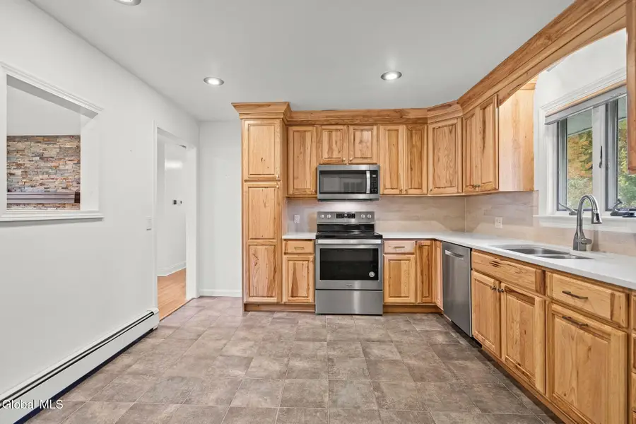 21 Hoefer Street, Latham, NY 12110 - #3